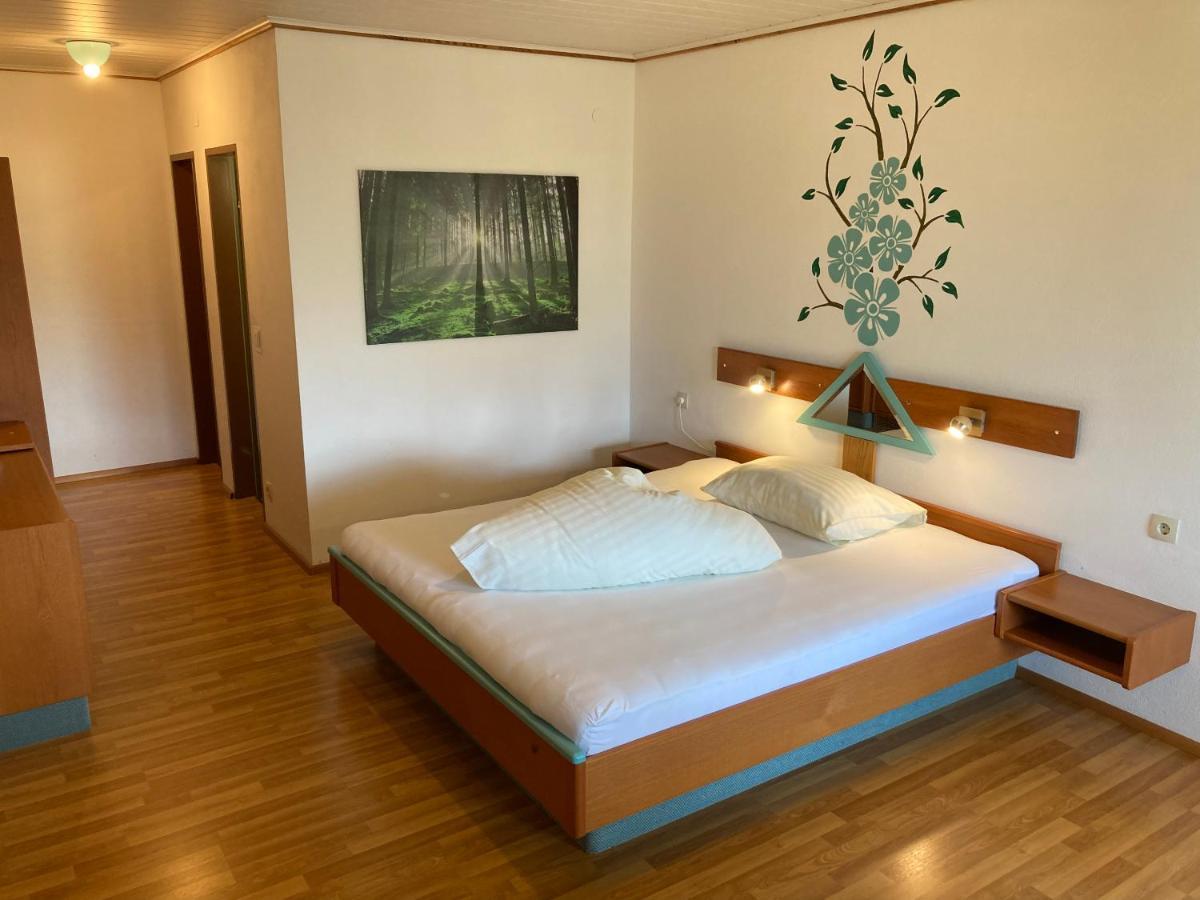 Motel Brunner Apartments & Zimmer บาดไอเซนคาพเพล ภายนอก รูปภาพ